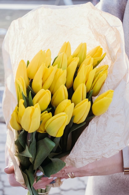 Foto gele tulpen. floral voorjaar achtergrond.