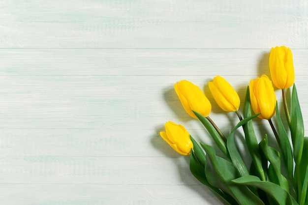 Gele tulpen houten mint achtergrond. Bespotten voor verjaardag, bruiloft, Moederdag