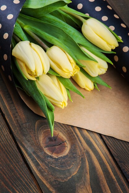 Gele tulpen in de envelop van stipkraft