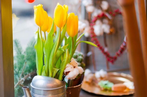 Gele tulpen in een glazen vaas op tafel in het straatcafé