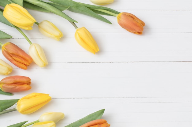 Gele tulpen op houten achtergrond