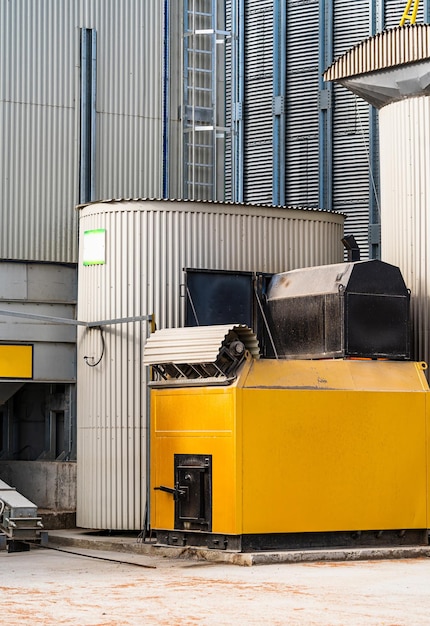 Gele verbrandingsoven voor industrieel afval en grote metalen container