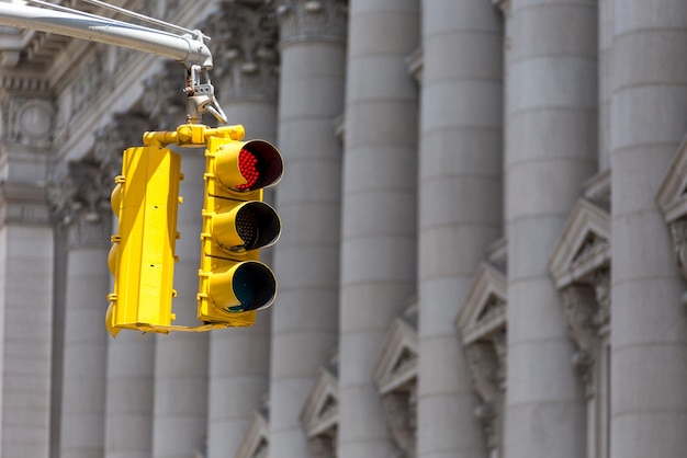 Gele verkeerslichten op een straat in de stad New York