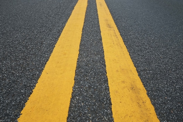 Gele verkeerslijn op de snelweg