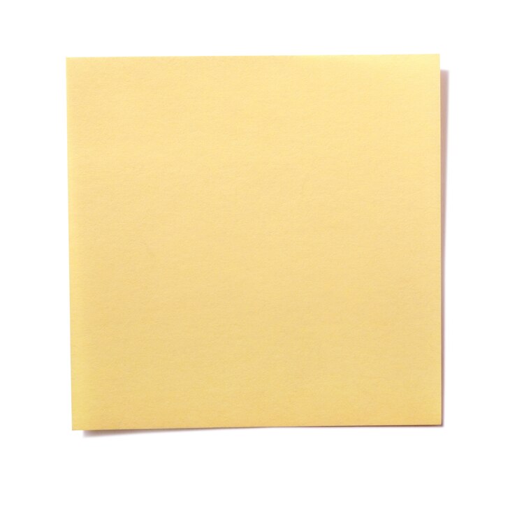 Foto gele vierkante kleverige postnota die op wit wordt geïsoleerd