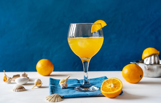 Gele vogelcocktail met rumsinaasappel en limoensapijs