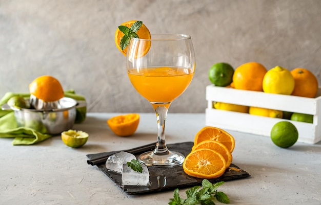 Gele vogelcocktail met rumsinaasappel en limoensapijs