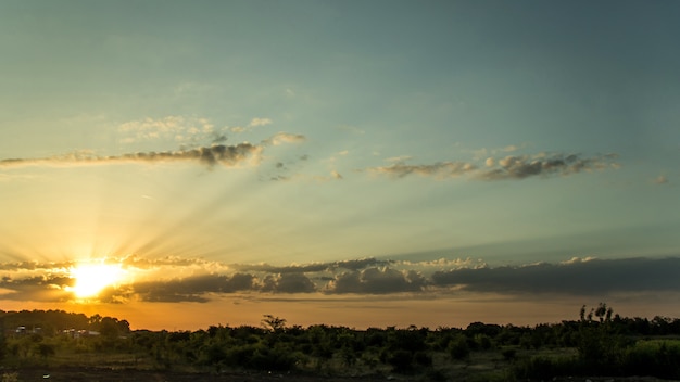 Gele warme zonsopgang en wolken