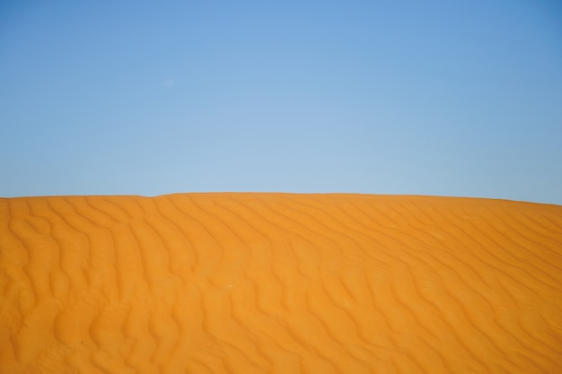 Gele woestijnduinen en hemel.