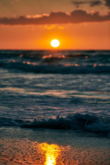 Gele zon komt aan de horizon over diepblauwe zeegolven bij schilderachtige zonsonderganghemel schilderachtig uitzicht op de horizon bij zonsondergang Eindeloze zee in warm zonlicht bij dramatische zonsondergang Mooi zomers zeegezicht