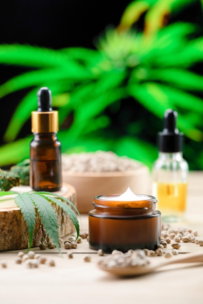 Gelegaliseerde cannabis voor huidverzorgingsproducten met een set CBD-olieflessen