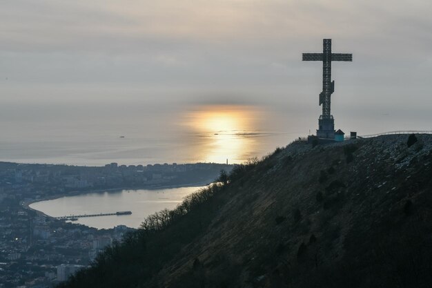 Gelendzhik Krasnodar regio Rusland Orthodoxe aanbidding kruis op de heuvel van de Kaukasische bergen met kapel in de stichting Dagtijd in de winter