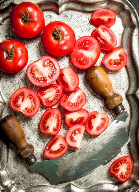 gelicentieerde tomaten op een stalen blad.