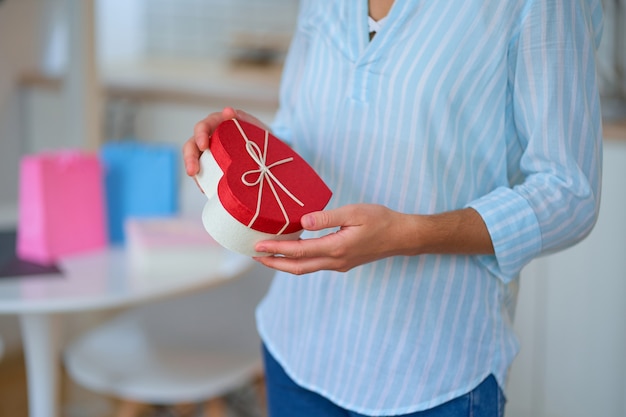 Geliefde vrouw ontving een hartvormige geschenkdoos voor Valentijnsdag op 14 februari