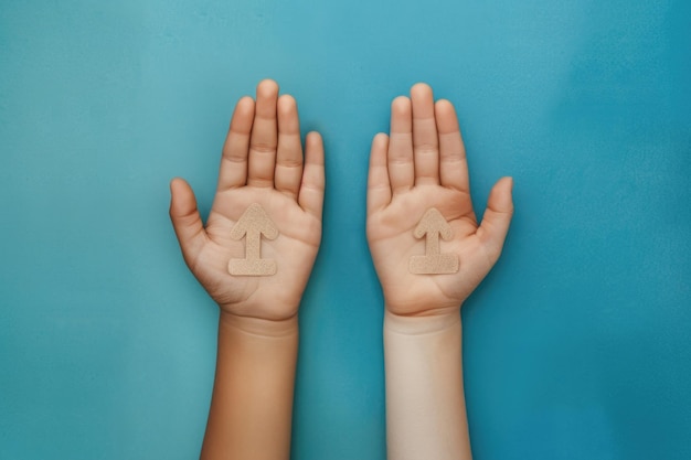 Gelijkheidssymbool in de handen van kinderen op blauwe achtergrond ter bevordering van gelijke rechten