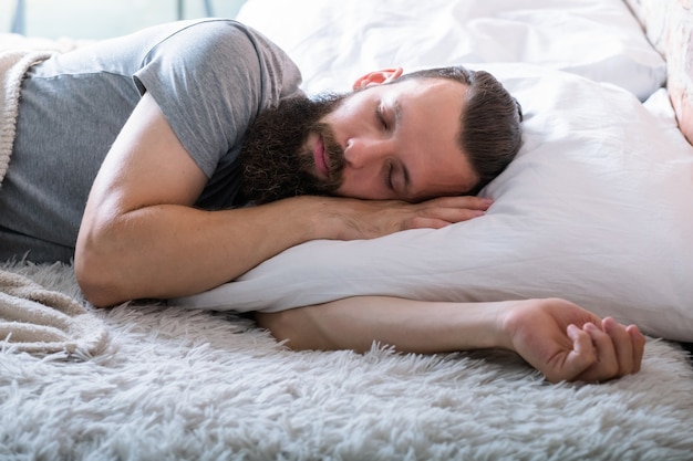 Geluid slaap. Gezonde levensstijl. Comfortabele zachtheid van warm bed. Man rustig slapen. Rust en gezelligheid.