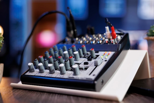 Geluidsmixer op het bureau in een lege kamer