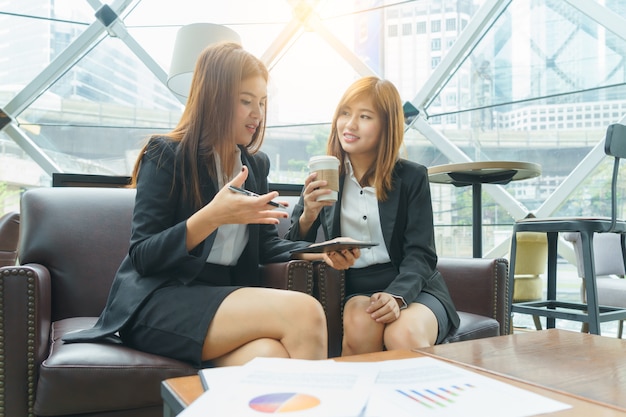 Geluk bedrijfsvrouw die en over hun werk spreken denken - commercieel vergaderingsconcept