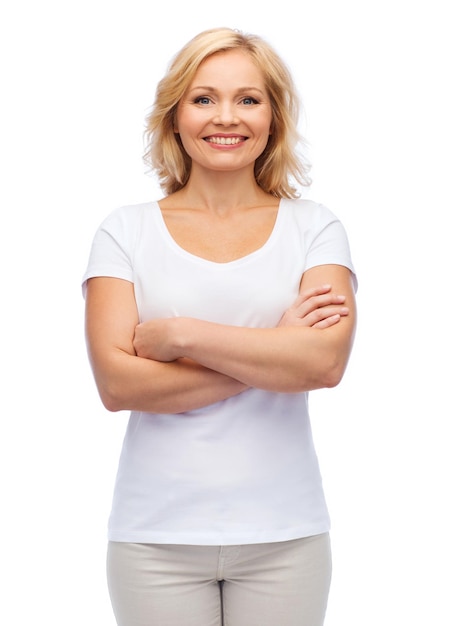 geluk en mensenconcept - lachende vrouw in blanco wit t-shirt met gekruiste armen