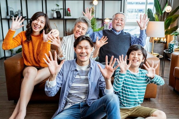 Geluk Kerstmis Thanksgiving weekendmulti generatie Aziatische familie op bezoek grootouder zitten ontspannen lachen glimlach samen leuk en vreugdevol prachtig moment woonkamer bij homepov Aziatische familie samen