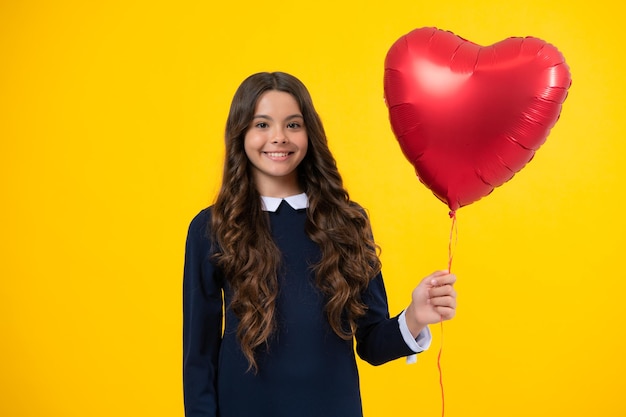 Geluk kinderen en liefde concept Romantisch mooi tienermeisje met rood hart ballon wereld hart dag gelukkige Valentijnsdag