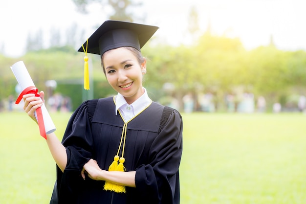 Gelukkig afgestudeerd student meisje