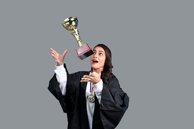 Gelukkig afgestudeerd studentenmeisje met gouden trofee Indisch Pakistaans model