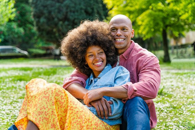 Gelukkig Afrikaans Amerikaans paar in het park
