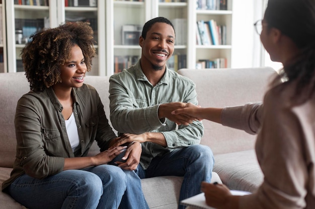 Gelukkig afrikaans paar schudden familieadviseur hand succesvolle huwelijkstherapie