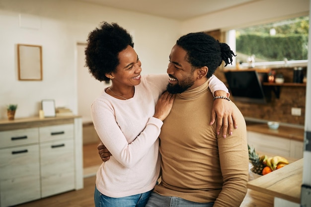 Gelukkig Afro-Amerikaans stel dat thuis met elkaar praat