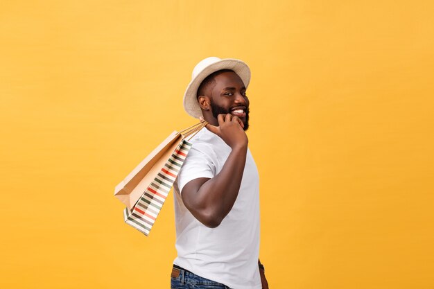 Gelukkig Afro-Amerikaanse man met boodschappentassen