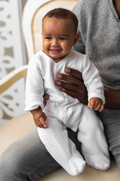 Gelukkig afro-amerikaanse vader met lachende babyjongen.