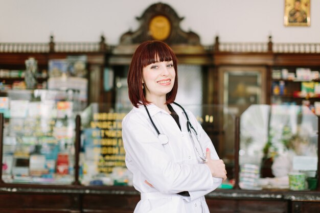 Gelukkig apotheker bij de apotheek