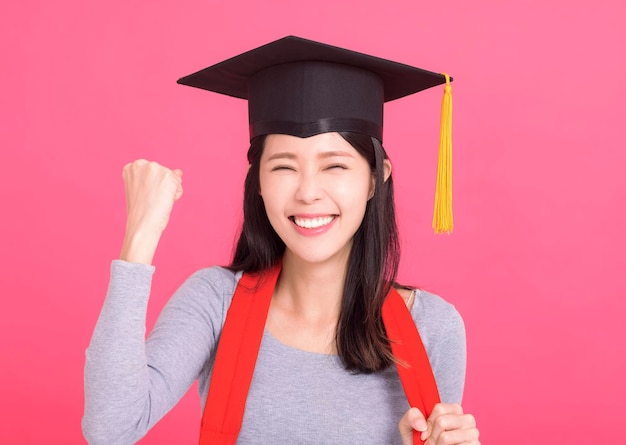 Gelukkig Aziatisch meisje college student in afstuderen GLB met succes gebaar