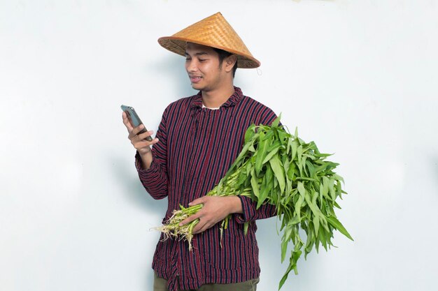 Gelukkig Aziatische boer met behulp van smartphone geïsoleerd op witte achtergrond