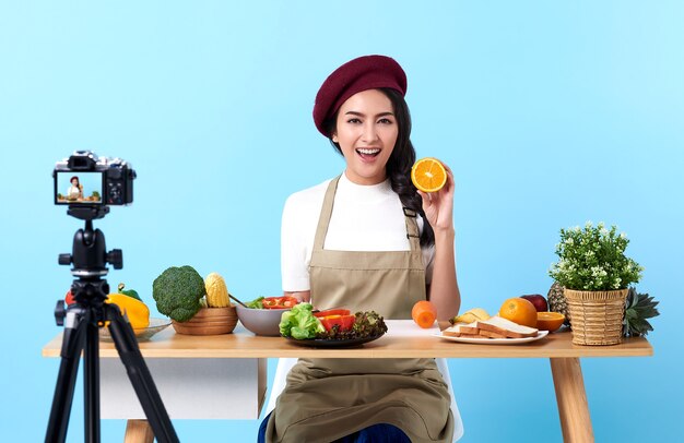 Gelukkig Aziatische jonge vrouw in mode look stijl en video-opnamen