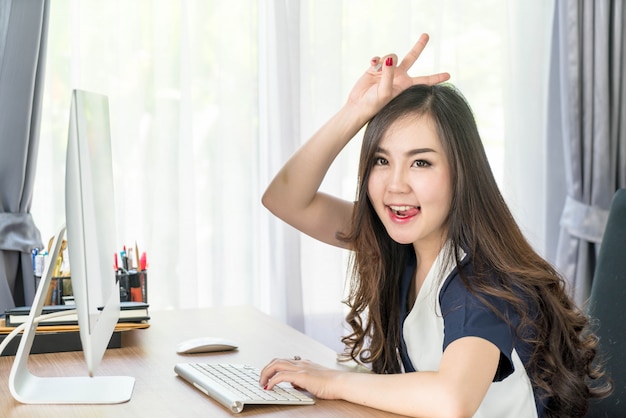 gelukkig Aziatische vrouw in office