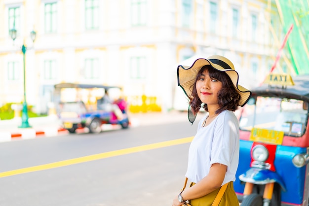 Gelukkig aziatische vrouw reizen in thailand