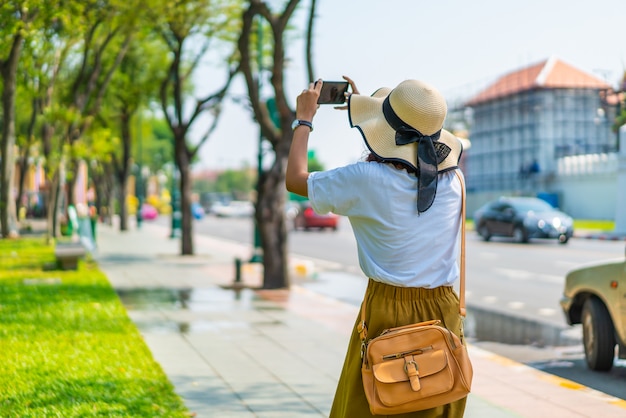 Gelukkig Aziatische vrouw reizen in Thailand