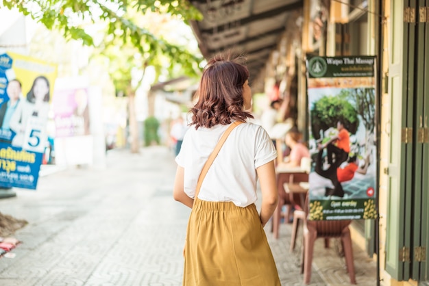 Gelukkig Aziatische vrouw reizen in Thailand