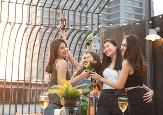 Gelukkig aziatische vrouwen partij met bier in nachtclub.