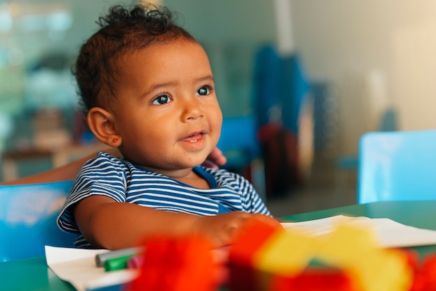 Gelukkig baby spelen met blokken in de kleuterschool.