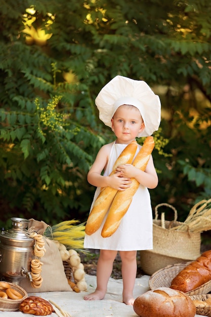 Gelukkig babyjongen klaar in de natuur op een zonnige zomerdag