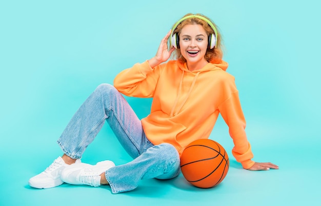 Gelukkig basketbal vrouw speler geïsoleerd op blauwe achtergrond basketbal vrouw speler