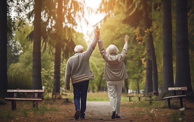 Gelukkig bejaarde echtpaar grootvader en grootmoeder uitzicht vanaf de rug hand in hand Generatieve Ai