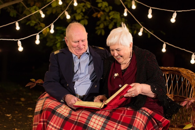 Gelukkig bejaarde echtpaar in het Park, oma en opa. Kijk in het fotoalbum.