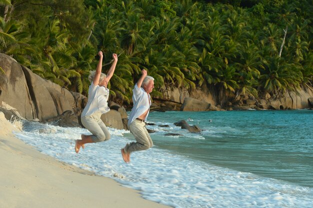 Gelukkig bejaarde echtpaar rust op tropisch strand
