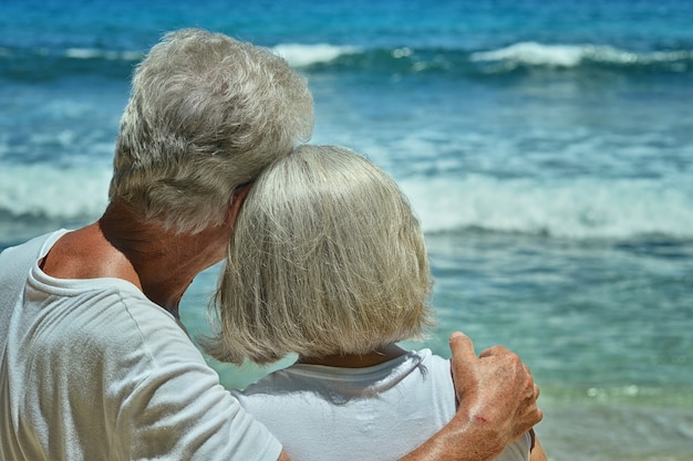 Gelukkig bejaarde echtpaar rust op tropisch strand