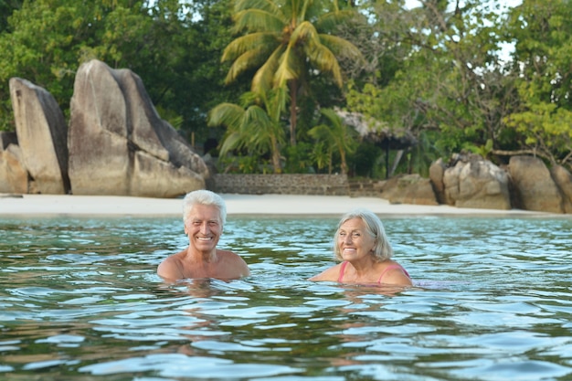 Gelukkig bejaarde echtpaar rust op tropisch strand