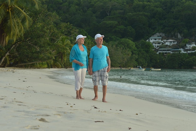 Gelukkig bejaarde echtpaar rusten op een strand Travel